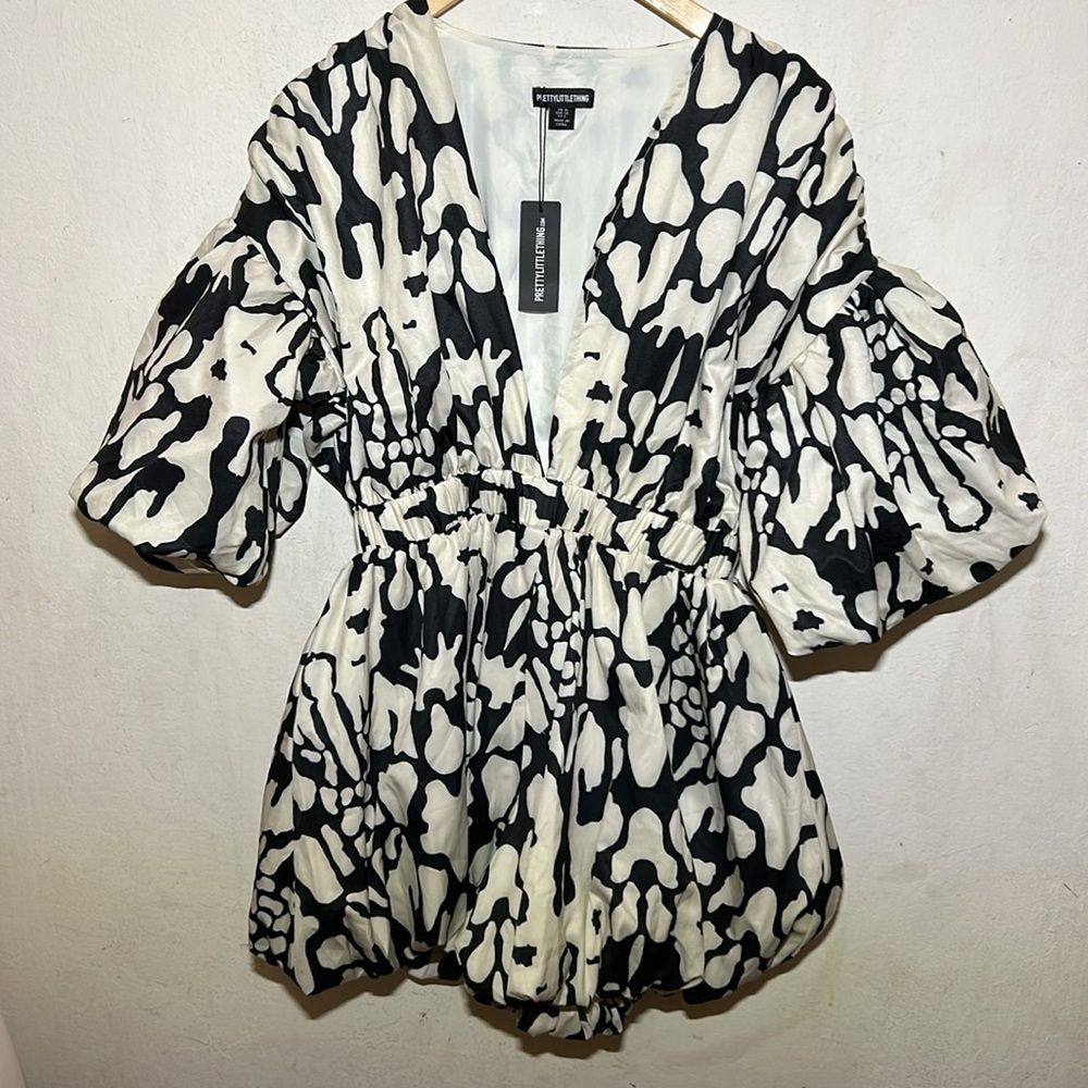 PrettyLittleThing Black Print Plunge Puffball Hem Romper Size 6 NWT - Picture 6 of 12